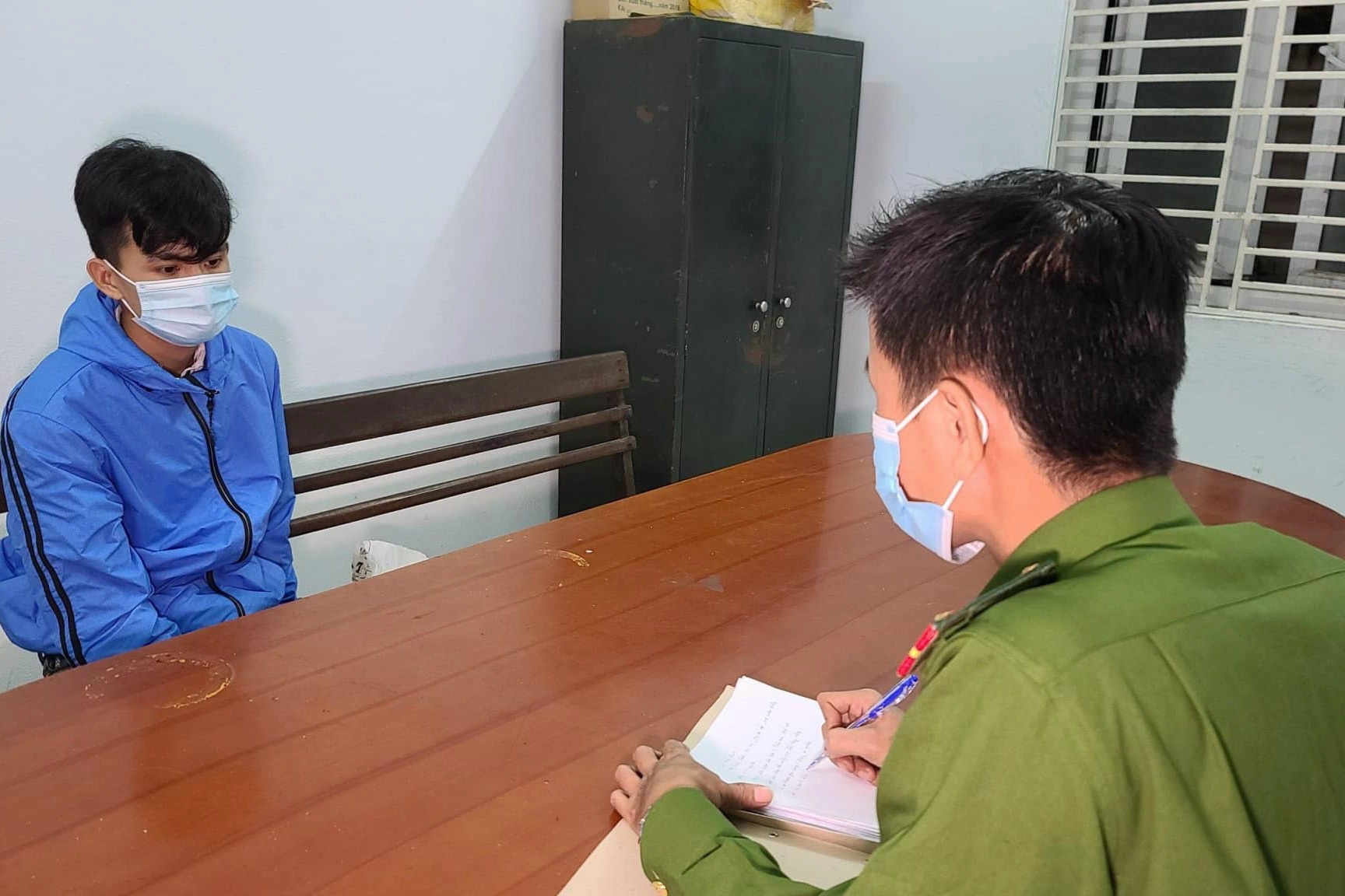 Trộm cả kho điện m&aacute;y mang đi b&aacute;n đồng n&aacute;t - Ảnh 1.