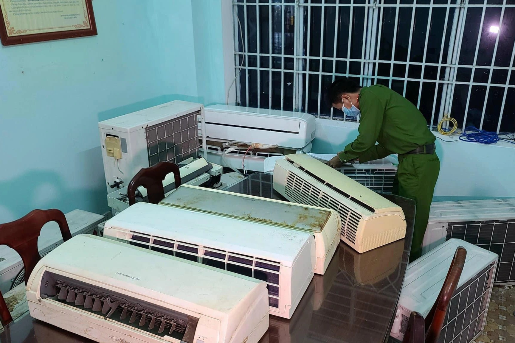 Trộm cả kho điện m&aacute;y mang đi b&aacute;n đồng n&aacute;t - Ảnh 2.