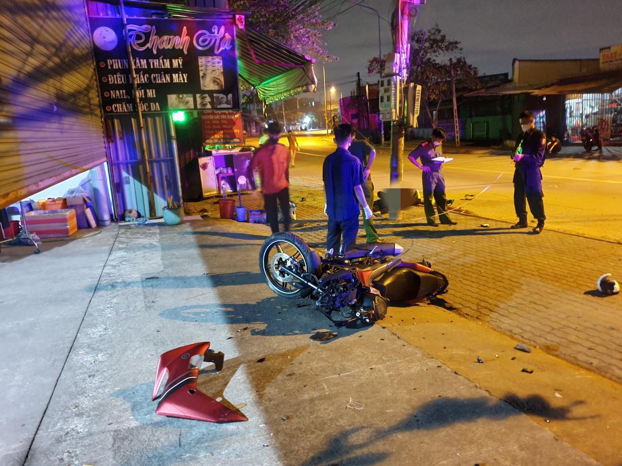 2 thanh ni&ecirc;n tử vong cạnh trụ điện, xe m&aacute;y n&aacute;t bươm trước cửa nh&agrave; d&acirc;n l&uacute;c rạng s&aacute;ng - Ảnh 1.