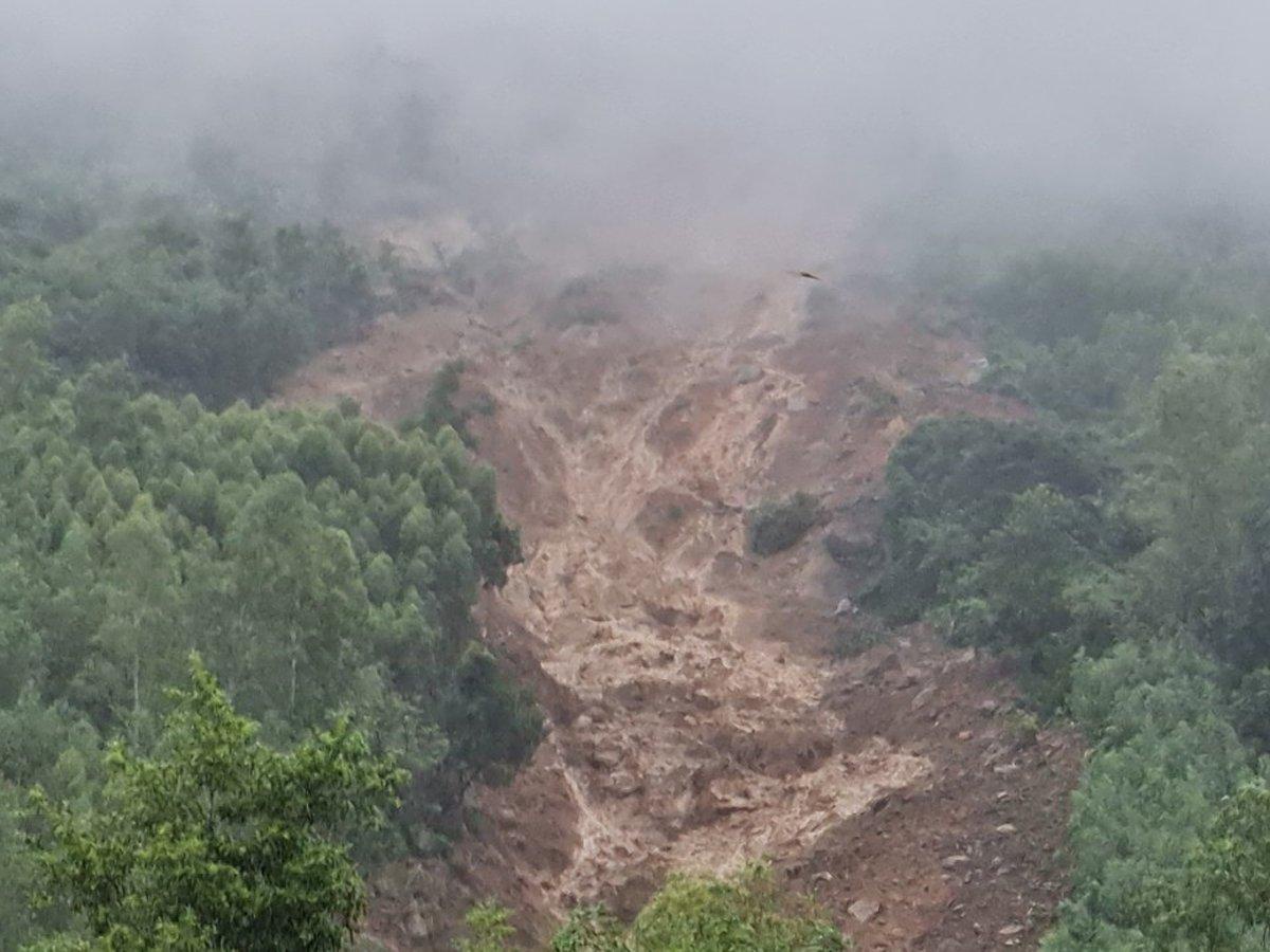 Bình Định: Sạt lở núi, hàng ngàn m3 đất đá ầm ầm đổ xuống khu dân cư - Ảnh 1.
