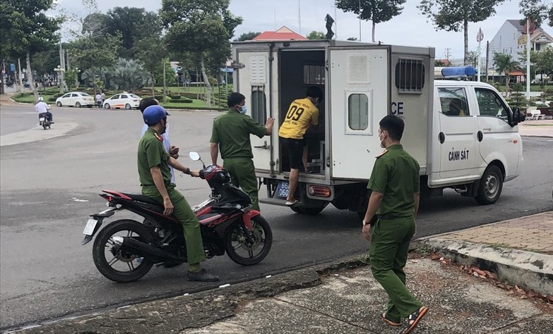 M&acirc;u thuẫn khi c&aacute;ch ly y tế, thiếu ni&ecirc;n đ&acirc;m chết bạn c&ugrave;ng ph&ograve;ng - Ảnh 1.