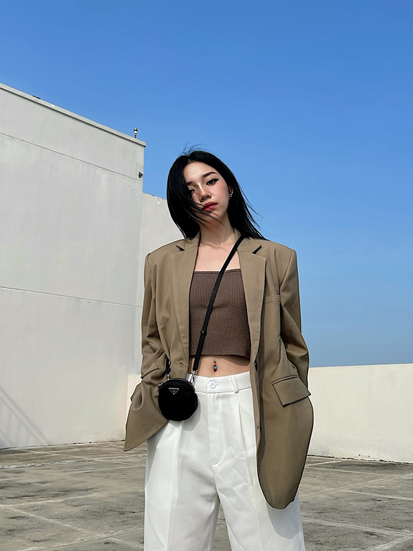 Muôn kiểu blazer của streamer Linh Ngọc Đàm: sexy hết nấc hoặc cá tính, dịu dàng  - Ảnh 5.