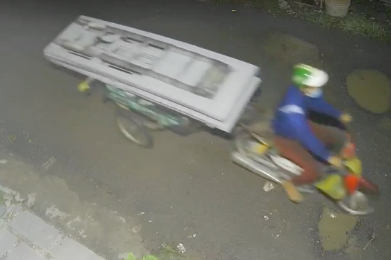 Người phụ nữ trộm 4 cánh cửa sắt của căn nhà đang sửa chữa - Ảnh 1. Người phụ nữ trộm 4 cánh cửa sắt của căn nhà đang sửa chữa - Ảnh 1.