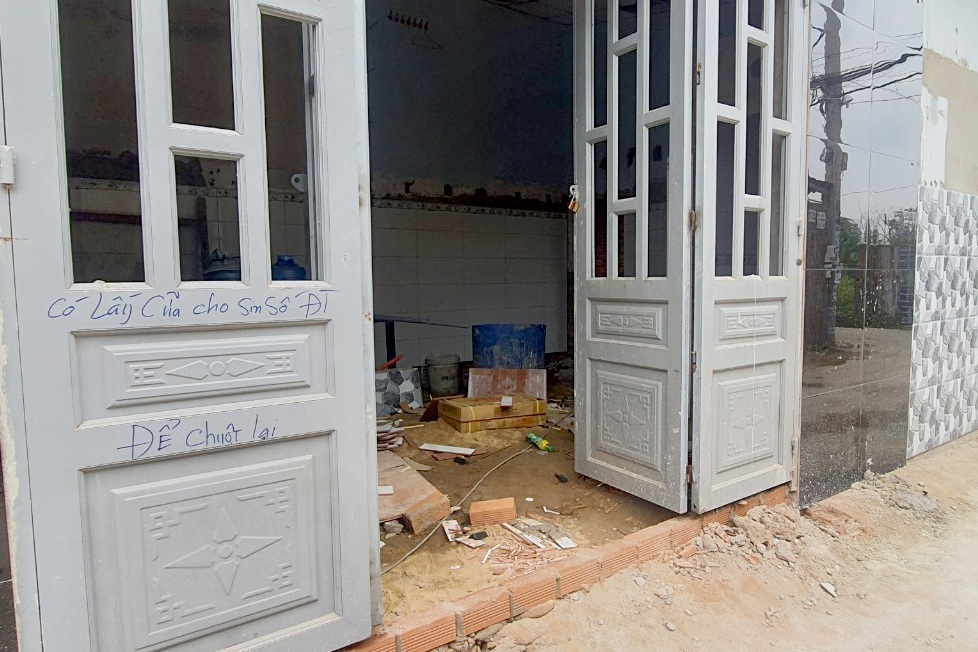 Người phụ nữ trộm 4 cánh cửa sắt của căn nhà đang sửa chữa - Ảnh 2. Người phụ nữ trộm 4 cánh cửa sắt của căn nhà đang sửa chữa - Ảnh 2.