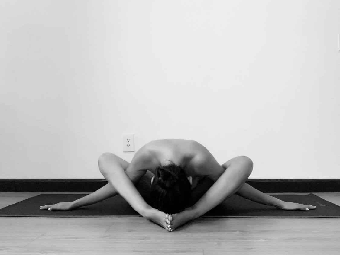 Thanh Ngọc 'Đồng tiền xương máu' U50 gợi cảm, thích chụp Yoga nude - Ảnh 7.