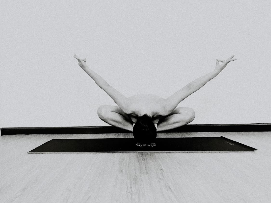 Thanh Ngọc 'Đồng tiền xương máu' U50 gợi cảm, thích chụp Yoga nude - Ảnh 9.