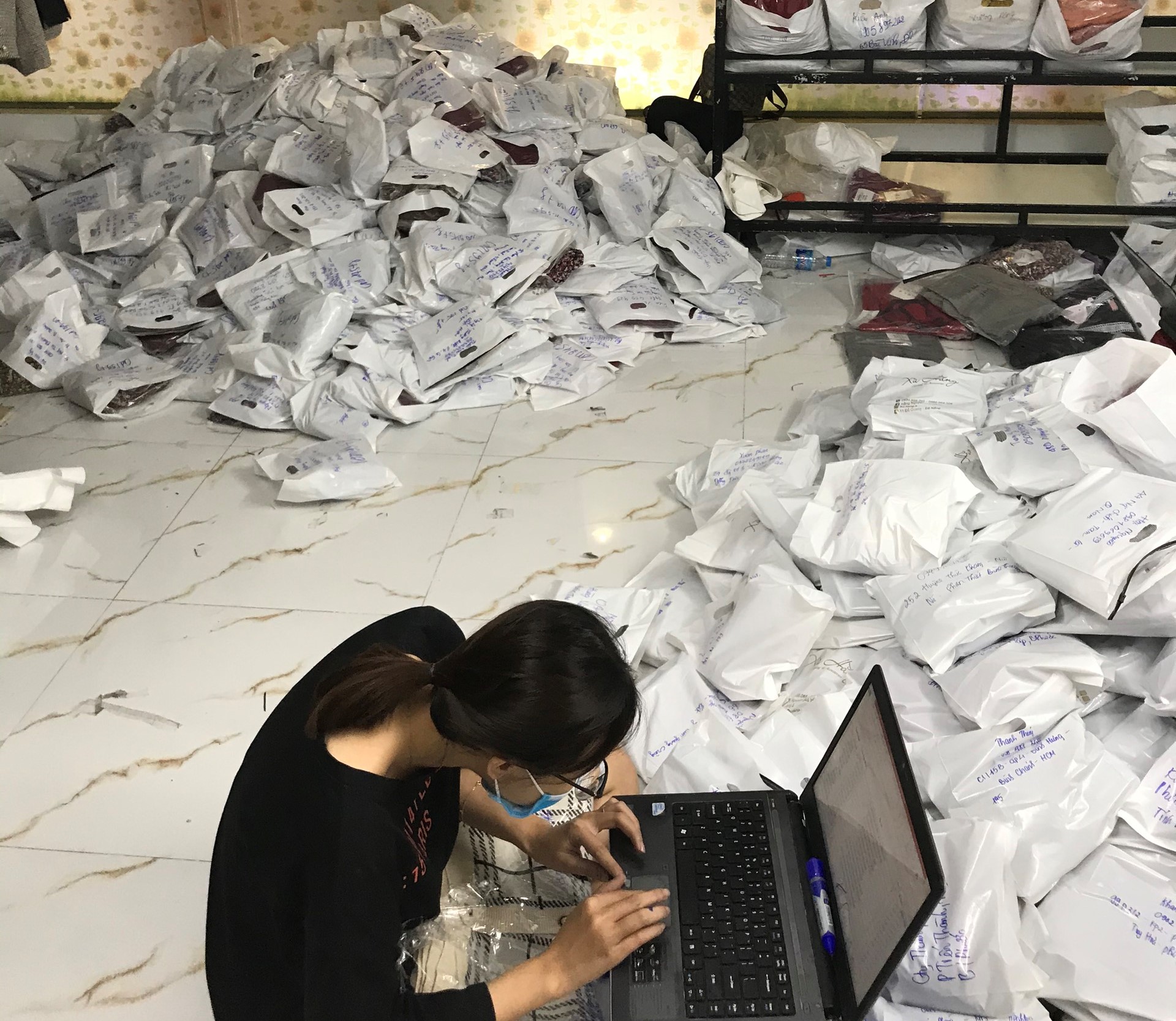 Đà Nẵng: Tạm giữ 1,5 tấn quần áo nhập lậu của một hot girl bán hàng trên mạng - Ảnh 1. Đà Nẵng: Tạm giữ 1,5 tấn quần áo nhập lậu của một hot girl bán hàng trên mạng - Ảnh 1.