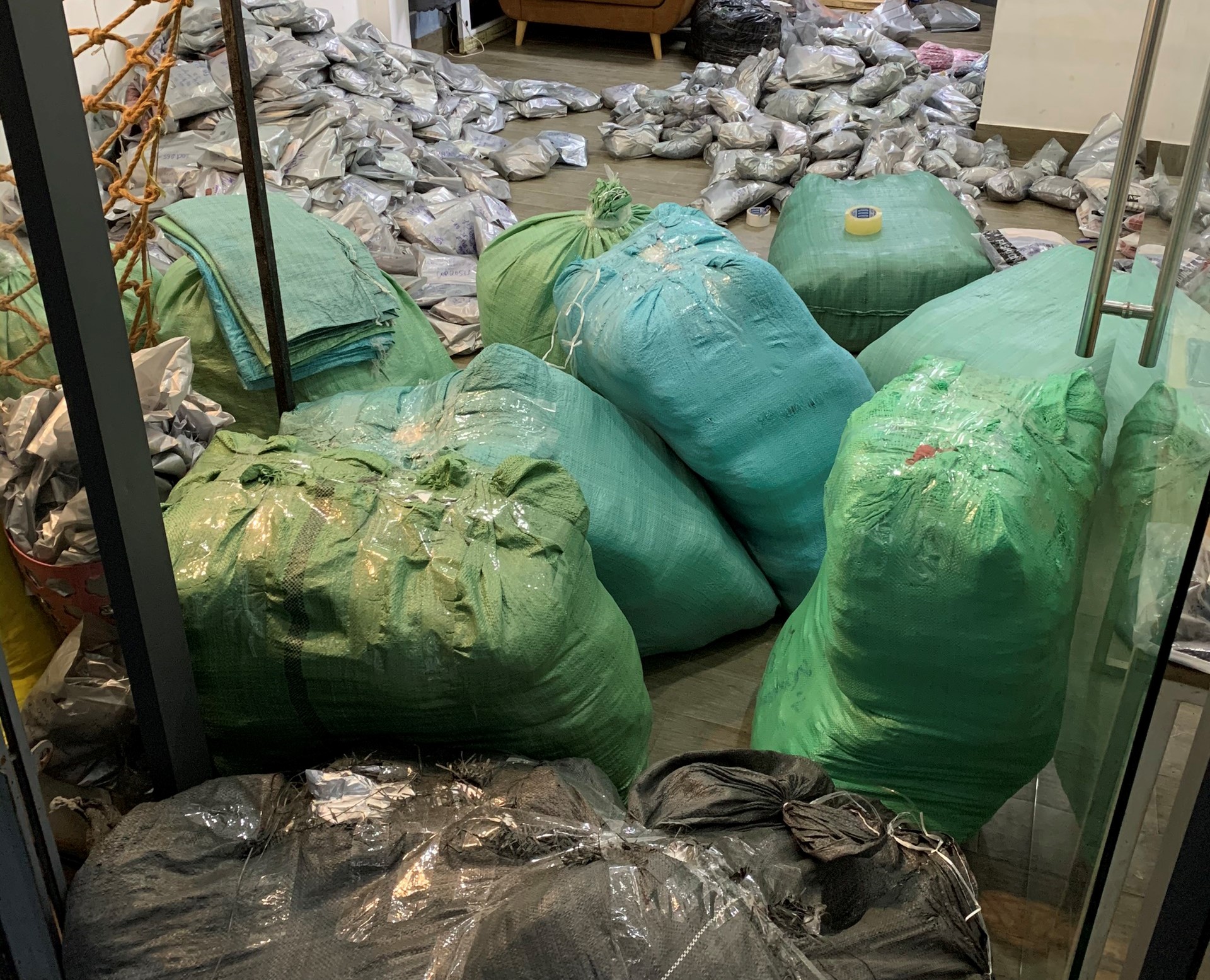 Đà Nẵng: Tạm giữ 1,5 tấn quần áo nhập lậu của một hot girl bán hàng trên mạng - Ảnh 2. Đà Nẵng: Tạm giữ 1,5 tấn quần áo nhập lậu của một hot girl bán hàng trên mạng - Ảnh 2.