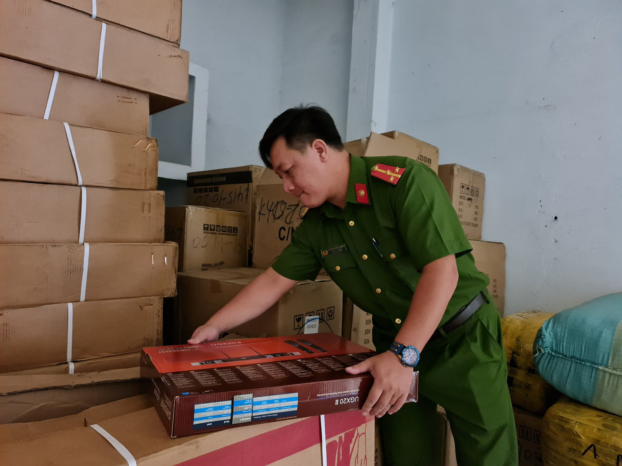 Đà Nẵng: Tạm giữ 1,5 tấn quần áo nhập lậu của một hot girl bán hàng trên mạng - Ảnh 4. Đà Nẵng: Tạm giữ 1,5 tấn quần áo nhập lậu của một hot girl bán hàng trên mạng - Ảnh 4.