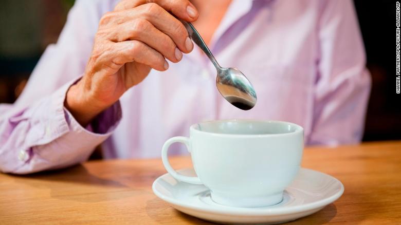 Uống trà hay cà phê vào buổi sáng có thể làm giảm nguy cơ đột quỵ và sa sút trí tuệ - Ảnh 1.
