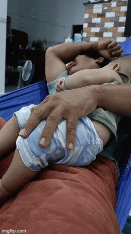 Con g&aacute;i hết ở cữ về lại nh&agrave; chồng, &ocirc;ng ngoại &ocirc;m ch&aacute;u bật kh&oacute;c nức nở: Lần đầu ti&ecirc;n ba kh&oacute;c, biết vậy kh&ocirc;ng lấy chồng xa - Ảnh 2.