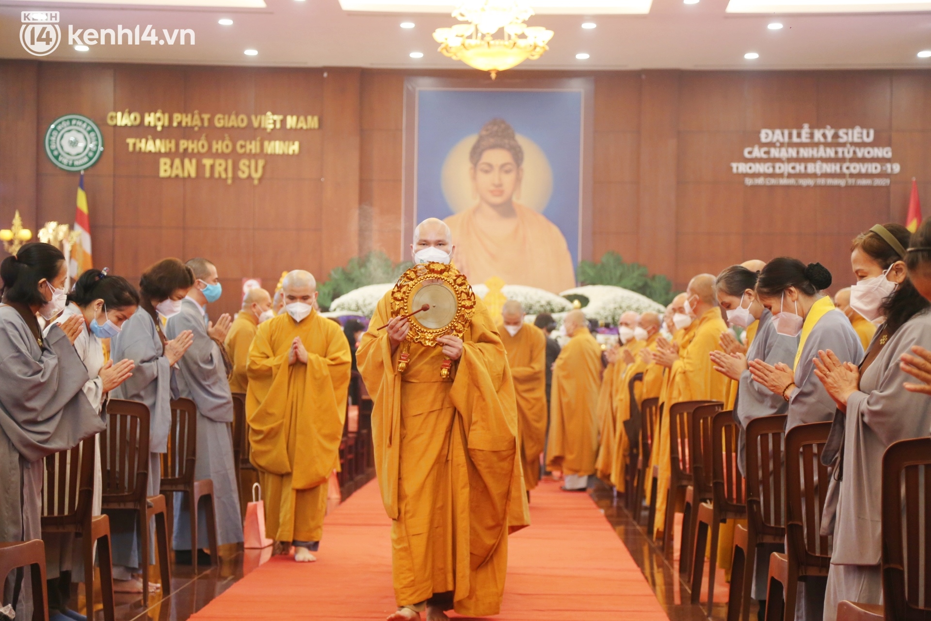 Nhiều người bật khóc trong đại lễ kỳ siêu cho nạn nhân Covid-19: Mẹ đi vô viện rồi không thấy mặt nữa, chỉ còn hũ cốt mang về… - Ảnh 3.