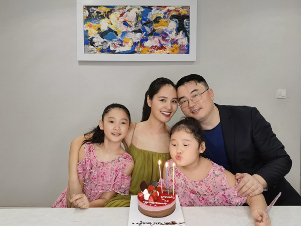 Đời thực viên mãn của Hoa hậu Hương Giang có 2 con gái xinh xắn như thiên thần, chồng doanh nhân giàu có - Ảnh 3.