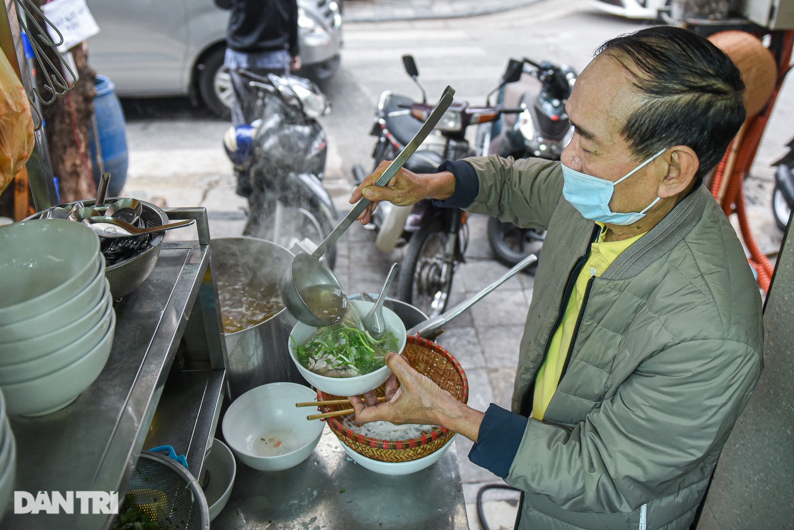 Quán phở lạ đời ở Hà Nội: 40 năm tuyệt đối không dùng chanh, quất - Ảnh 2.