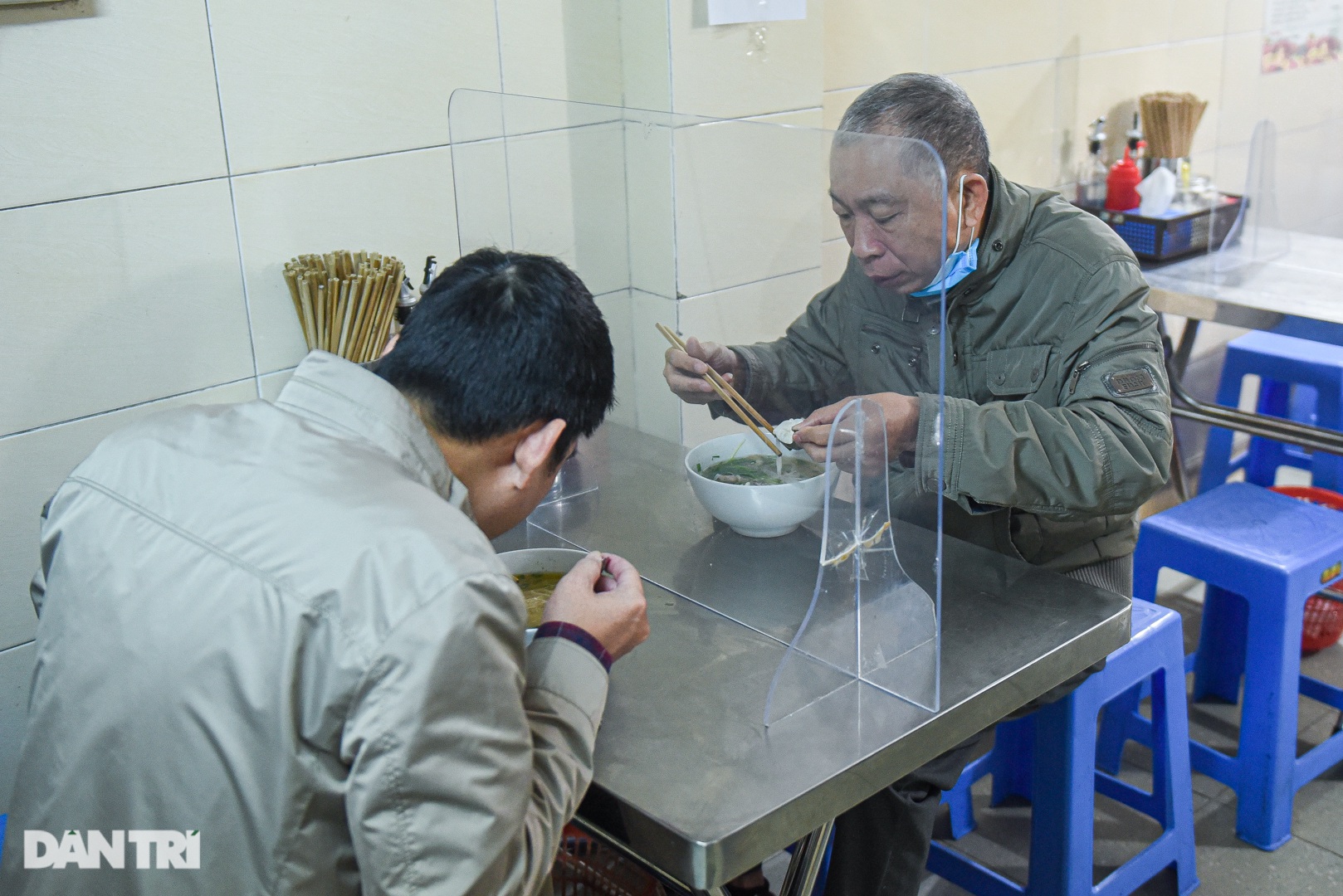 Quán phở lạ đời ở Hà Nội: 40 năm tuyệt đối không dùng chanh, quất - Ảnh 10.