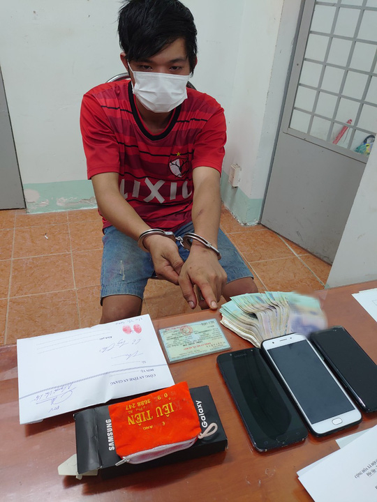 Thấy bạn g&aacute;i ngủ say, g&atilde; trai trộm sạch t&agrave;i sản của &ldquo;mẹ vợ&rdquo; tương lai - Ảnh 1.