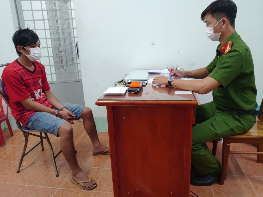 Thấy bạn g&aacute;i ngủ say, g&atilde; trai trộm sạch t&agrave;i sản của &ldquo;mẹ vợ&rdquo; tương lai - Ảnh 2.