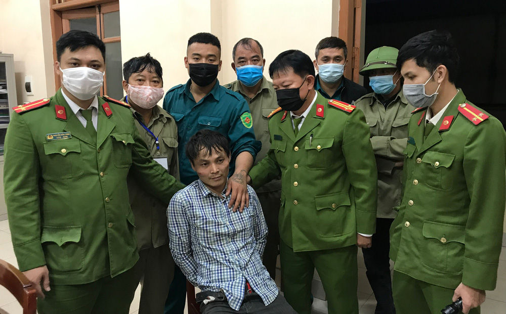 Thanh niên đốt khu phòng trọ, cột điện, bị cảnh sát truy đuổi dùng dao phóng lợn chống trả - Ảnh 1. Thanh niên đốt khu phòng trọ, cột điện, bị cảnh sát truy đuổi dùng dao phóng lợn chống trả - Ảnh 1.