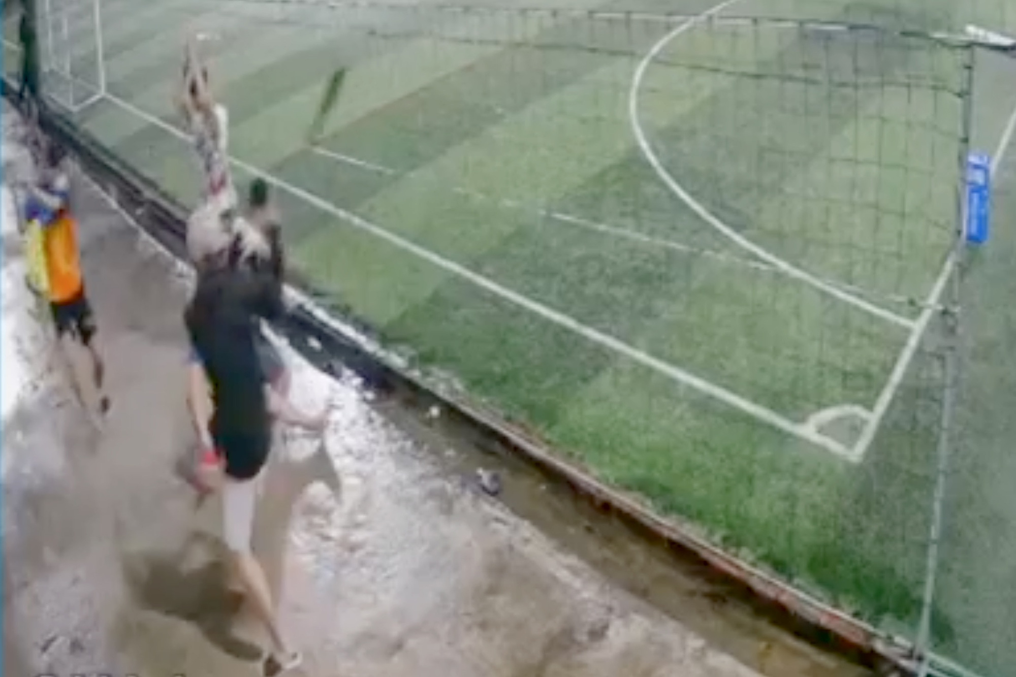 Truy sát kinh hoàng ở sân bóng, một thanh niên bị chém nguy kịch - Ảnh 1. Truy sát kinh hoàng ở sân bóng, một thanh niên bị chém nguy kịch - Ảnh 1.