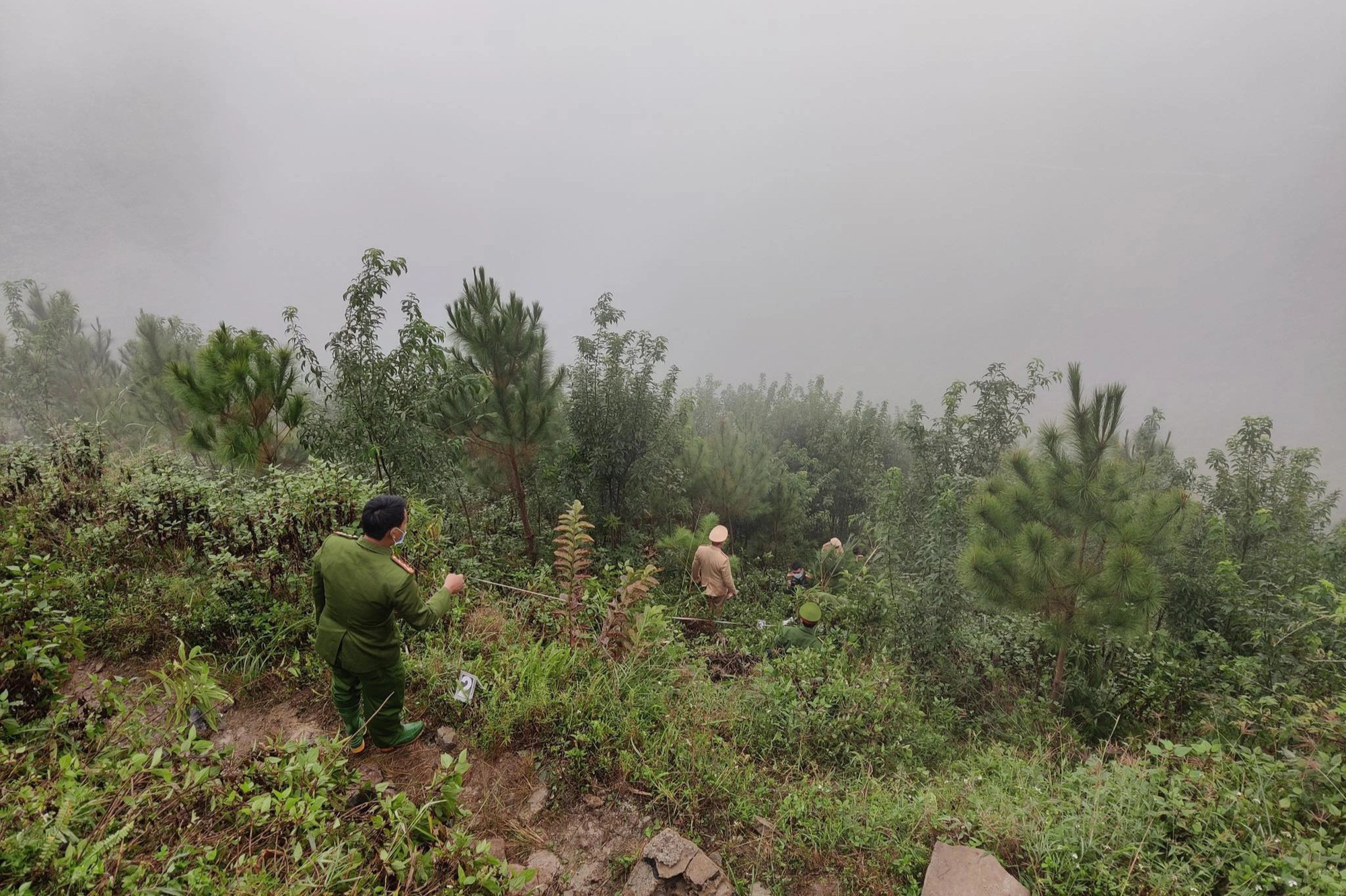 Xe KIA Morning lao xuống vực s&acirc;u M&atilde; P&igrave; L&egrave;ng, 3 người tử vong - Ảnh 3.