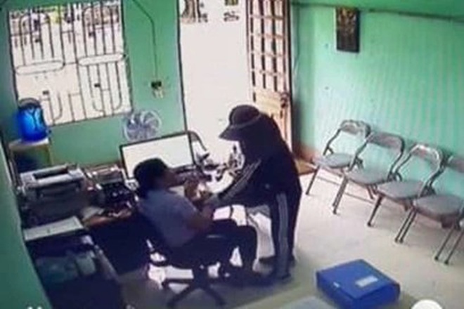 Vụ nữ nhân viên quỹ tín dụng nhanh trí nhốt kẻ cướp trong phòng: Tuyên phạt bị cáo 7 năm tù - Ảnh 2. Vụ nữ nhân viên quỹ tín dụng nhanh trí nhốt kẻ cướp trong phòng: Tuyên phạt bị cáo 7 năm tù - Ảnh 2.