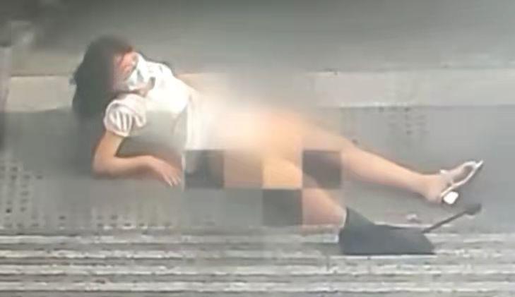 Cô gái bấm điện thoại té ngã bất tỉnh, sự xuất hiện và hành động của người đàn ông chứng kiến cảnh tượng này gây tranh cãi - Ảnh 4.