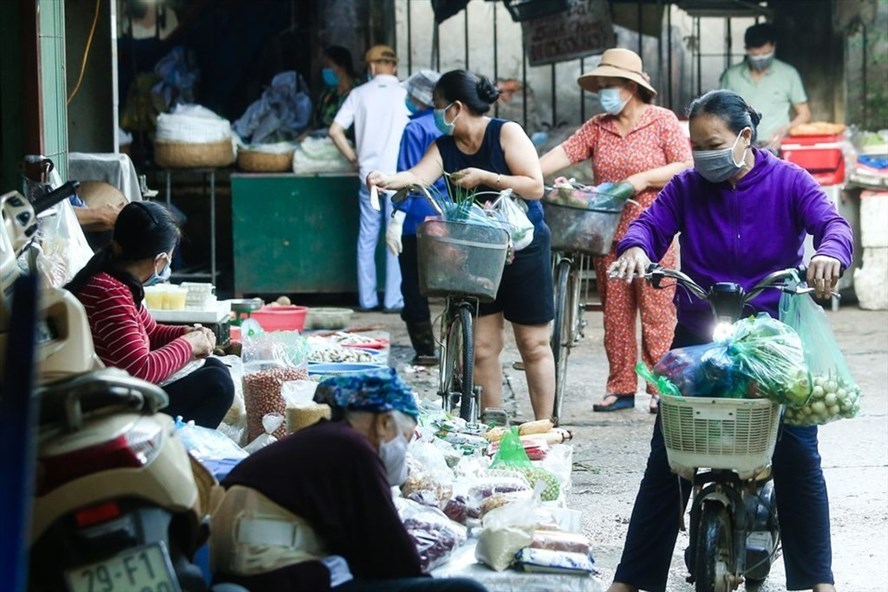 Ghé chợ mua rau đã hết gần 200.000 đồng, bà nội trợ TP.HCM 'méo mặt' - Ảnh 1.