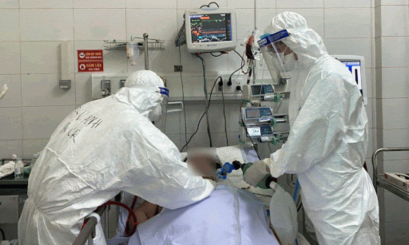 Chủ tịch nước truy tặng Hu&acirc;n chương cho 2 nh&acirc;n vi&ecirc;n y tế - Ảnh 1.