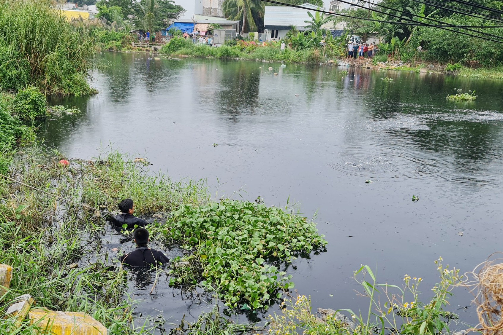 Cảnh s&aacute;t lặn t&igrave;m người đ&agrave;n &ocirc;ng nhảy k&ecirc;nh ở TP.HCM - Ảnh 1.