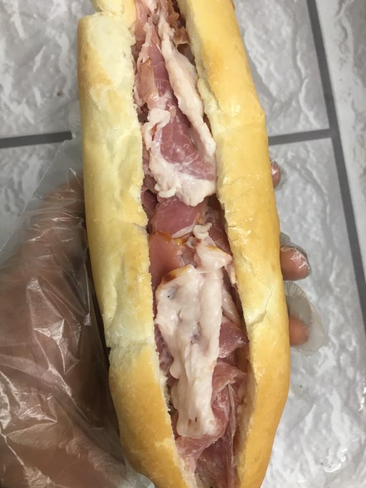 Tranh cãi về quán bánh mì bán thịt sống ở Hà Nội - Ảnh 1. Tranh cãi về quán bánh mì bán thịt sống ở Hà Nội - Ảnh 1.