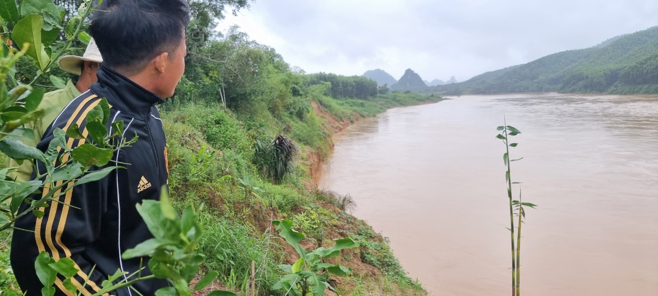 Quảng Bình: Người dân ven sông Gianh với nỗi lo sạt lở bờ sông mùa mưa lũ - Ảnh 1.