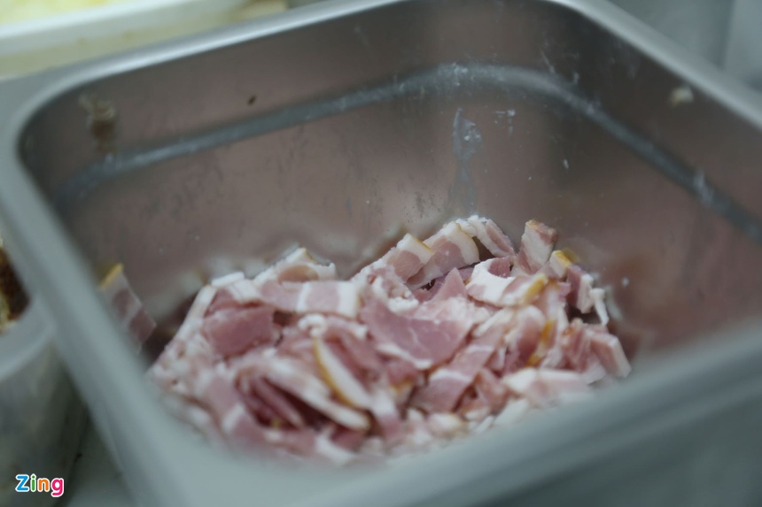 Tranh cãi về quán bánh mì bán thịt sống ở Hà Nội - Ảnh 3. Tranh cãi về quán bánh mì bán thịt sống ở Hà Nội - Ảnh 3.