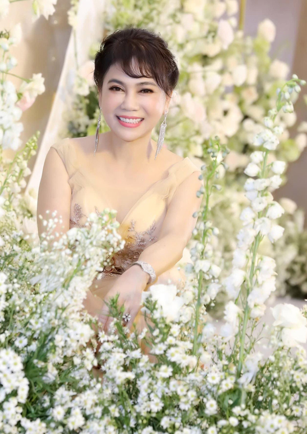 Mẹ chồng Diệp Lâm Anh chi 500 triệu mua 1 chiếc túi, gu thời trang hàng hiệu không hề thua kém con dâu - Ảnh 4.