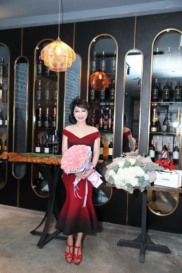 Mẹ chồng Diệp Lâm Anh chi 500 triệu mua 1 chiếc túi, gu thời trang hàng hiệu không hề thua kém con dâu - Ảnh 8.