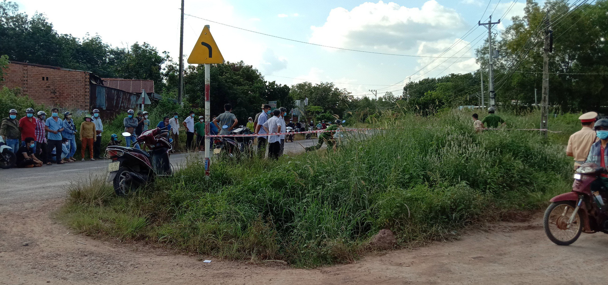 B&igrave;nh Phước: Ph&aacute;t hiện người đ&agrave;n &ocirc;ng tử vong dưới mương nước - Ảnh 1.