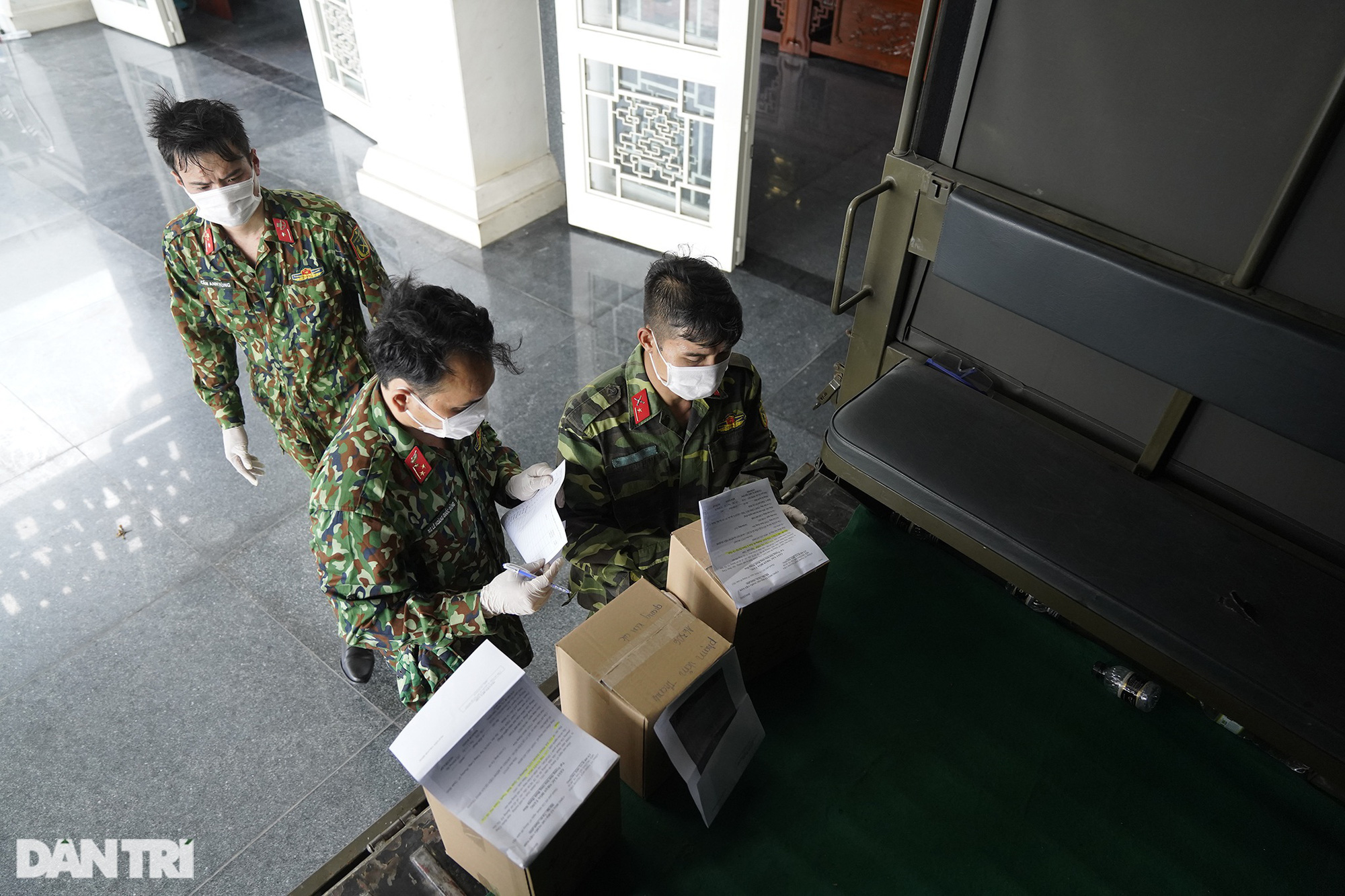 "&Ocirc;ng ấy từng ra chiến trường rồi trở về, nhưng lần n&agrave;y đi kh&ocirc;ng về nữa!" - Ảnh 6.