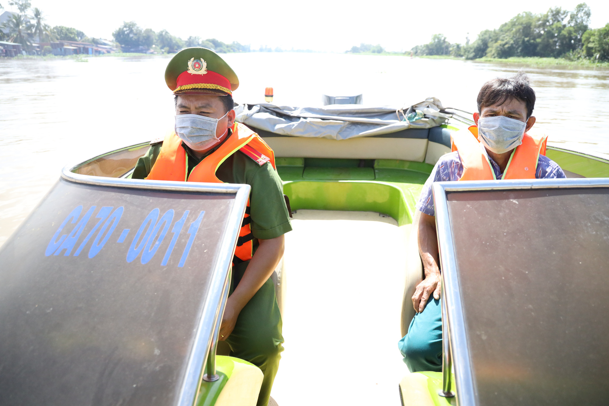 Trung &uacute;y c&ocirc;ng an lao xuống s&ocirc;ng cứu nam thanh ni&ecirc;n nhảy cầu tự tử - Ảnh 1.