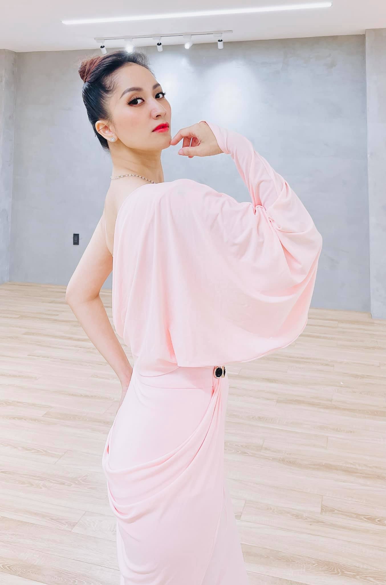 Những c&ocirc; gi&aacute;o xinh đẹp, n&oacute;ng bỏng của showbiz Việt - Ảnh 20.