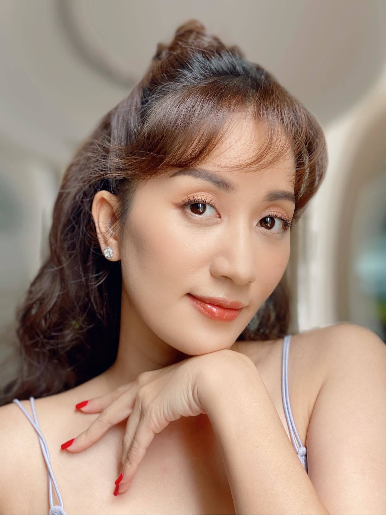 Những c&ocirc; gi&aacute;o xinh đẹp, n&oacute;ng bỏng của showbiz Việt - Ảnh 24.