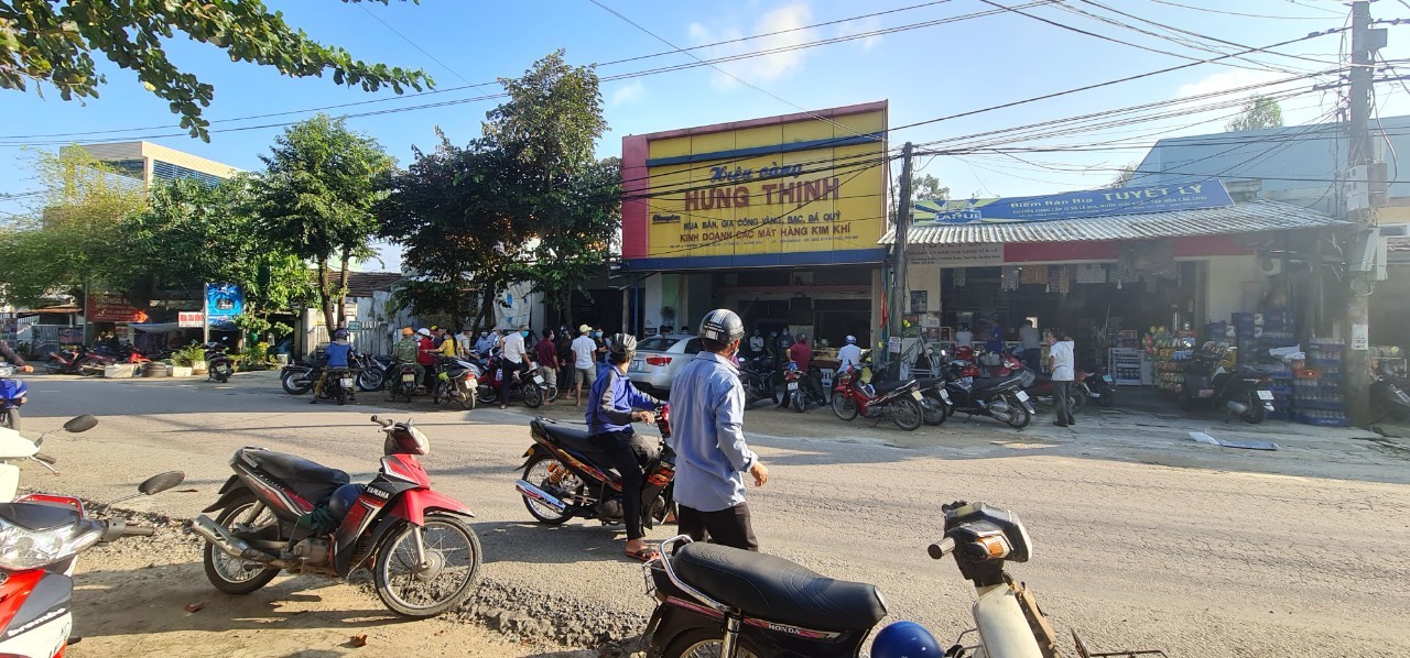 Thanh ni&ecirc;n mua v&agrave;ng bằng tiền &acirc;m phủ rồi cướp bỏ chạy - Ảnh 1.