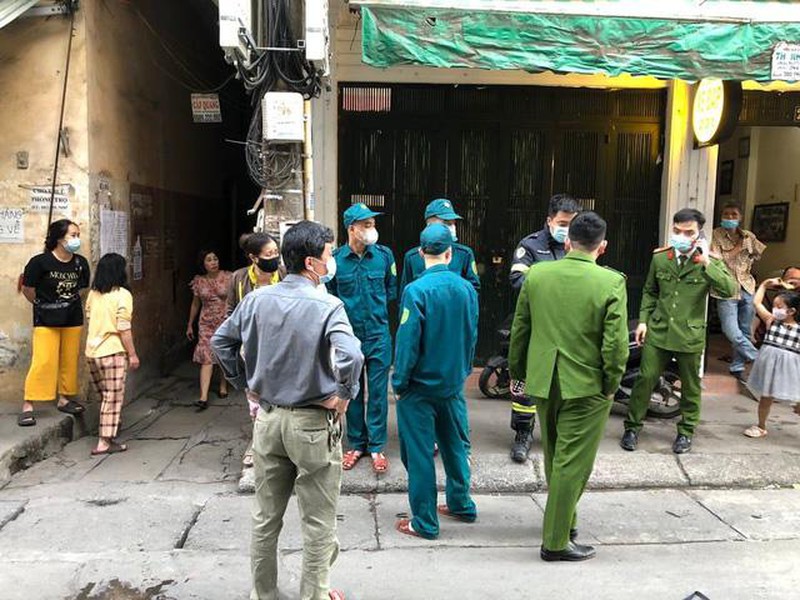 Cháy lớn 1 nhà dân ở Hà Nội nghi do hàng xóm đốt - Ảnh 1.