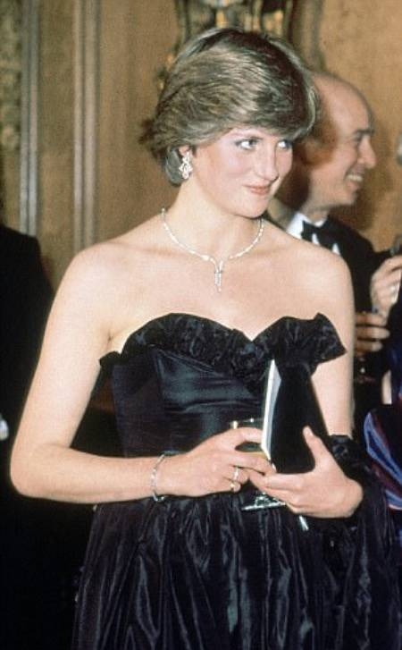 Chiếc váy gây tranh cãi của Diana tại sự kiện đầu tiên sau đính hôn - Ảnh 1.