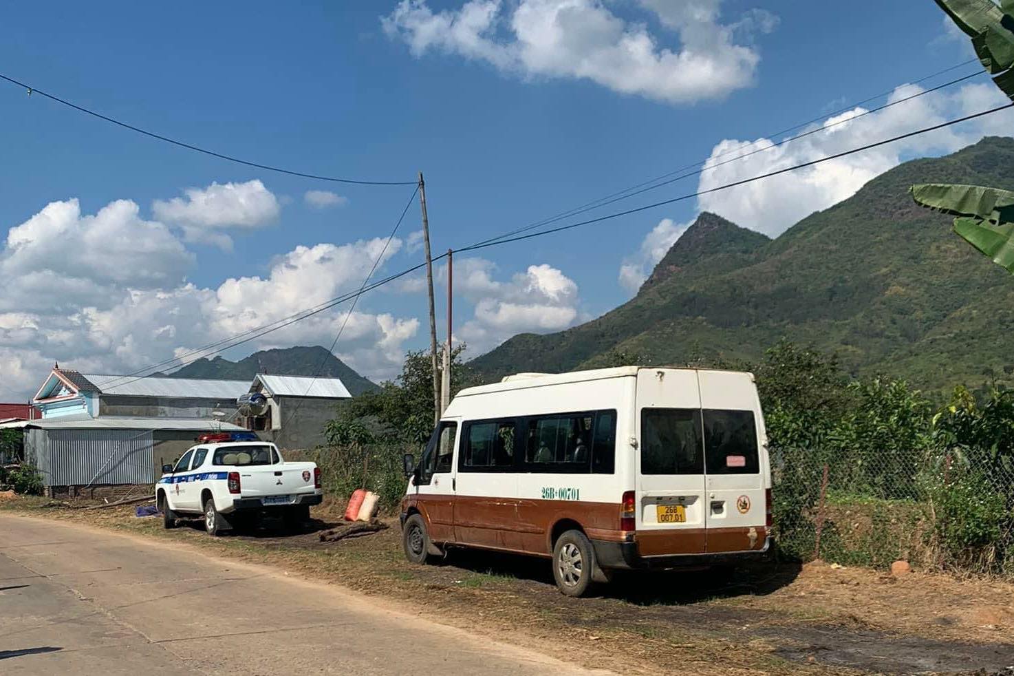 Văng khỏi xe đưa đón, 4 học sinh thương vong - Ảnh 1.