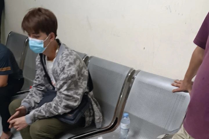 Giải cứu nam thanh ni&ecirc;n chuẩn bị nhảy từ tầng cao chung cư Linh Đ&agrave;m - Ảnh 2.