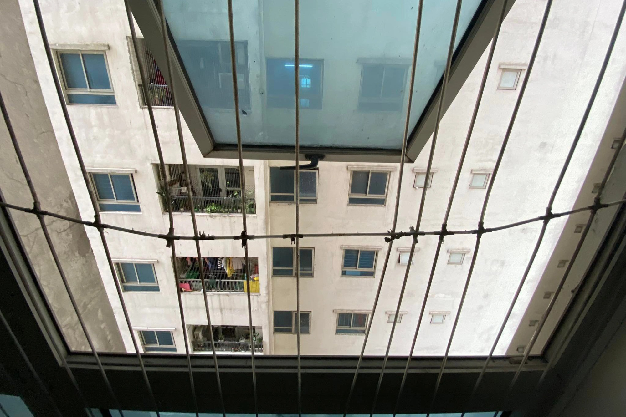 Giải cứu nam thanh ni&ecirc;n chuẩn bị nhảy từ tầng cao chung cư Linh Đ&agrave;m - Ảnh 1.