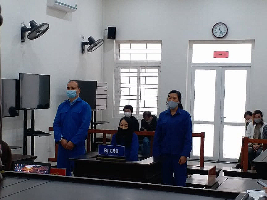 Vợ chồng cựu c&ocirc;ng an x&atilde; gi&uacute;p 2 tội phạm quốc tế trốn truy n&atilde; l&agrave;m giả CMND - Ảnh 1.