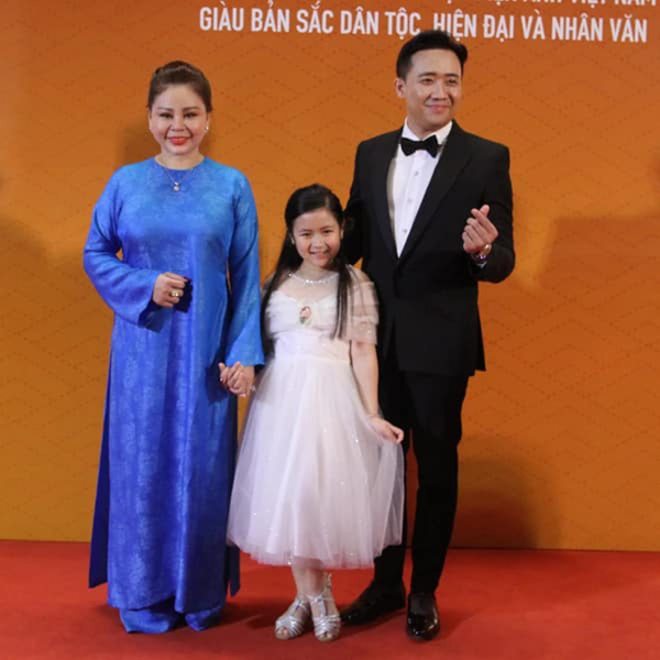 Bố mẹ đời thực của bé gái vừa nhận giải nữ diễn phụ xuất sắc nhất tại LHP Việt Nam: Bỏ việc để đi cùng con - Ảnh 2.