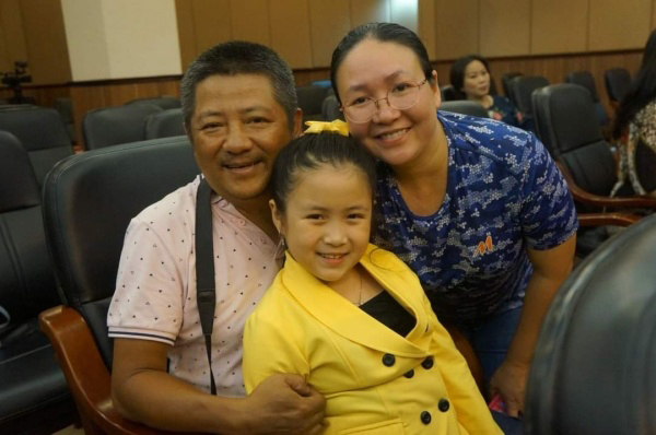 Bố mẹ đời thực của bé gái vừa nhận giải nữ diễn phụ xuất sắc nhất tại LHP Việt Nam: Bỏ việc để đi cùng con - Ảnh 6.