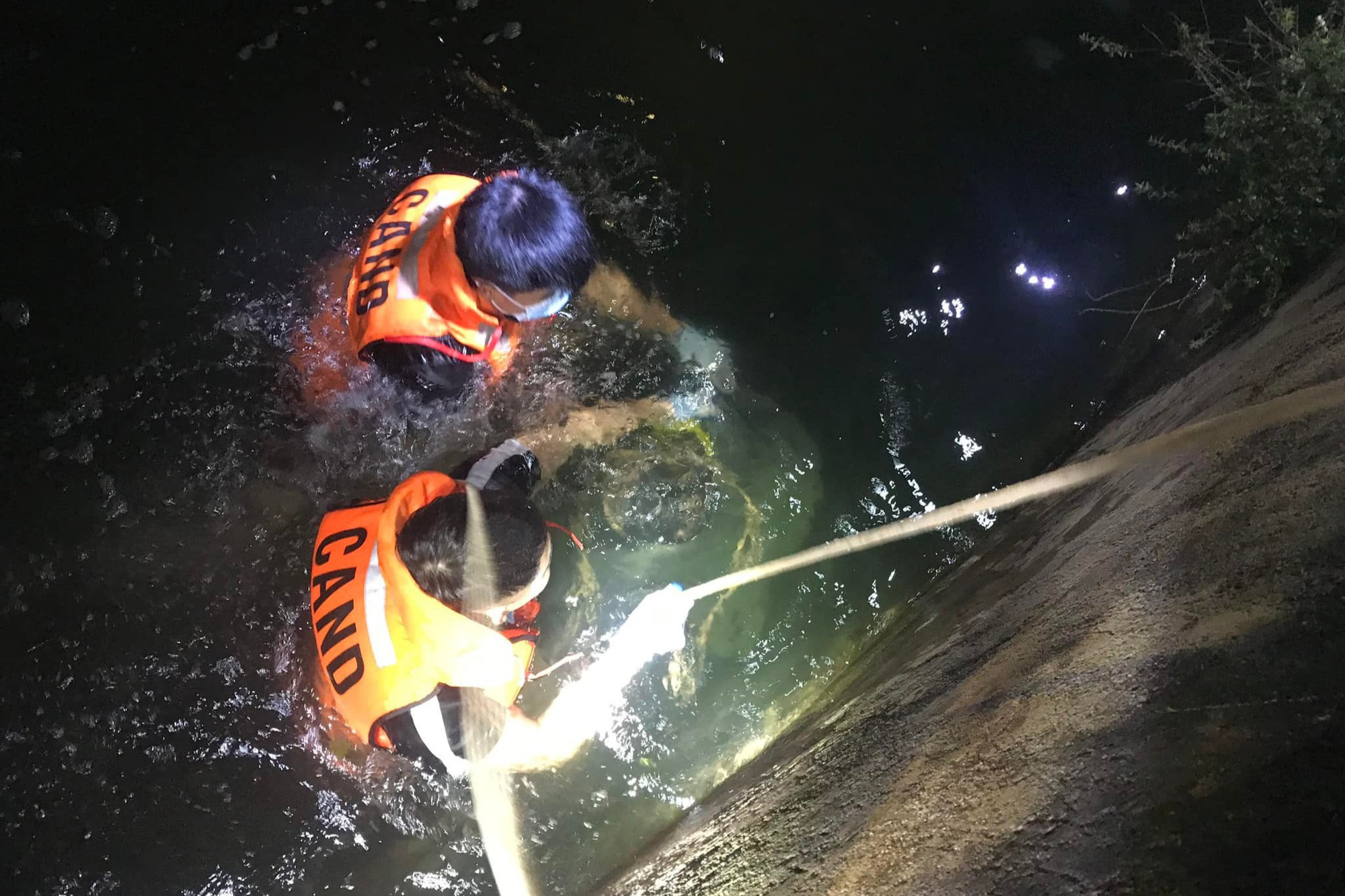 Ph&aacute;t hiện thi thể một người đ&agrave;n &ocirc;ng chết dưới giếng l&agrave;ng - Ảnh 1.