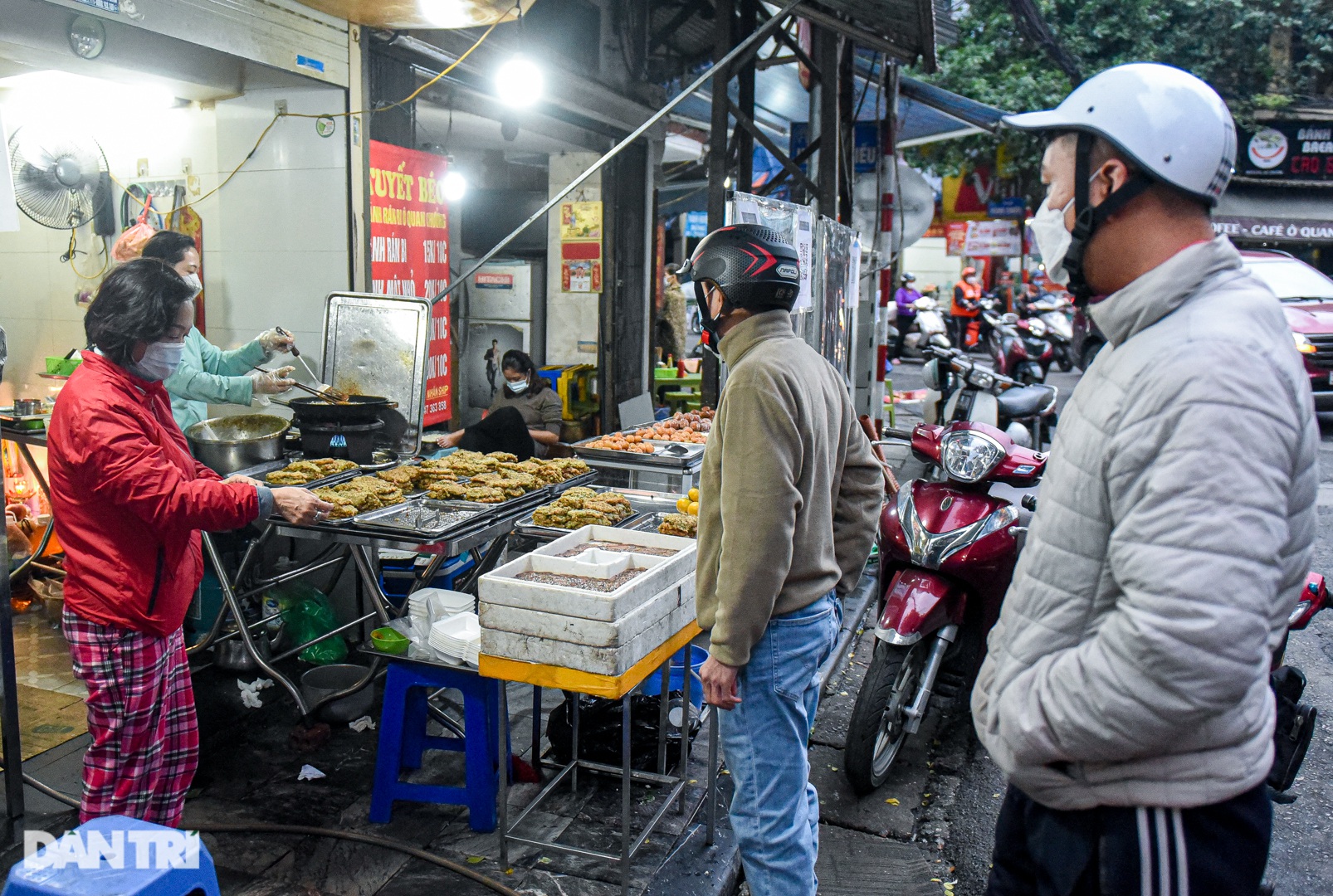 Quán bán đặc sản &quot;rồng đất&quot;, 30 năm khách xếp hàng tranh mua ở Hà Nội - Ảnh 14.